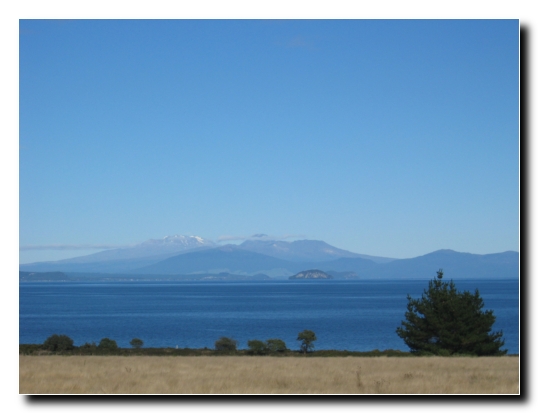 08 Lake Taupo und die Berge